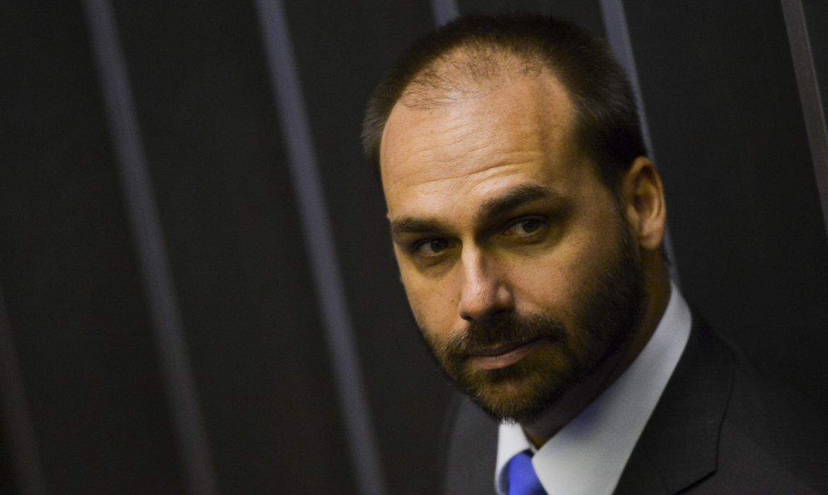 Policía Federal de Brasil cita a Eduardo Bolsonaro por abandono de funciones