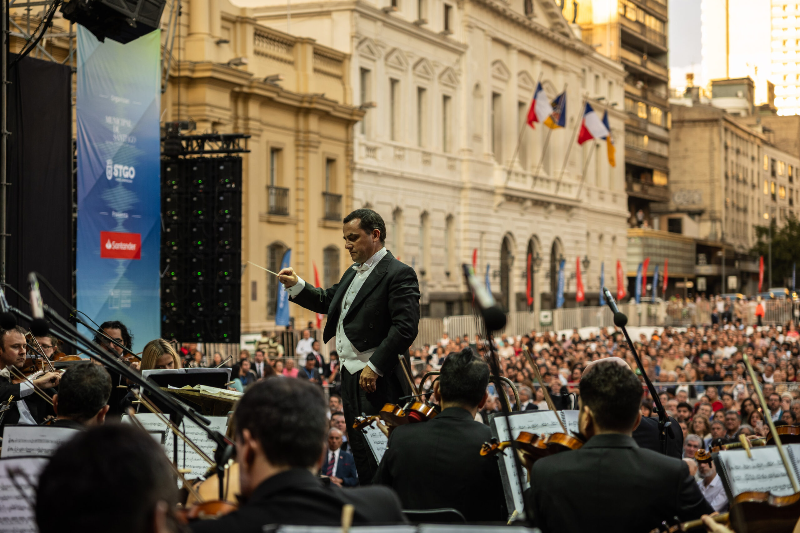 “Santiago es Música”: Inicia nuevo ciclo cultural tras concierto de Filarmónica en Plaza de Armas