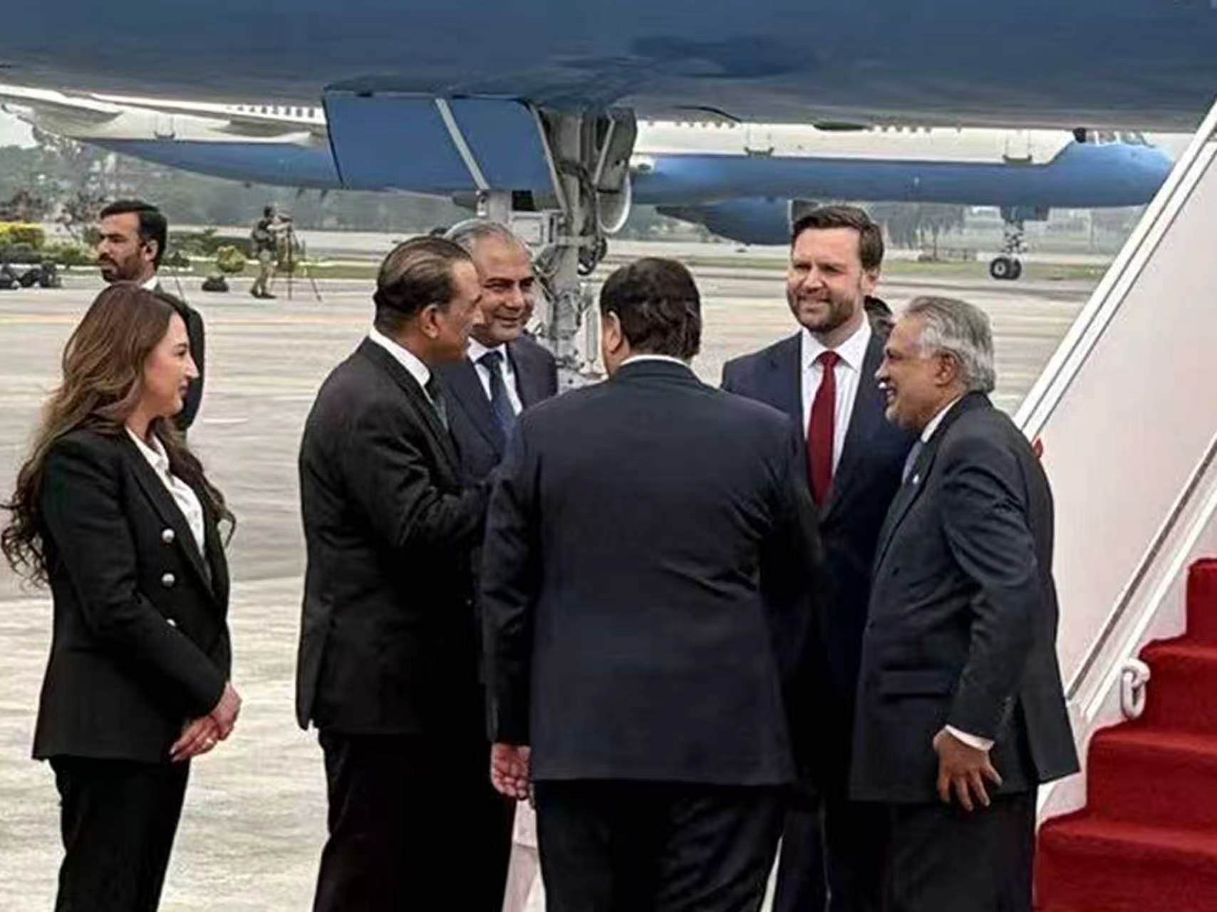 Trump resta importancia a negociaciones con Irán y advierte sobre opción militar