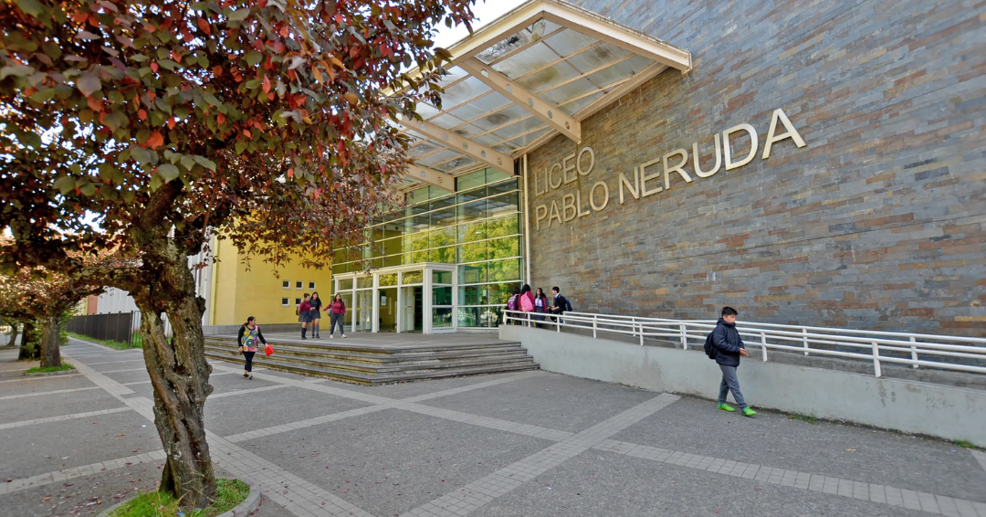 Decretan internación provisoria para dos adolescentes por amenazas y porte de armas en liceo de Temuco