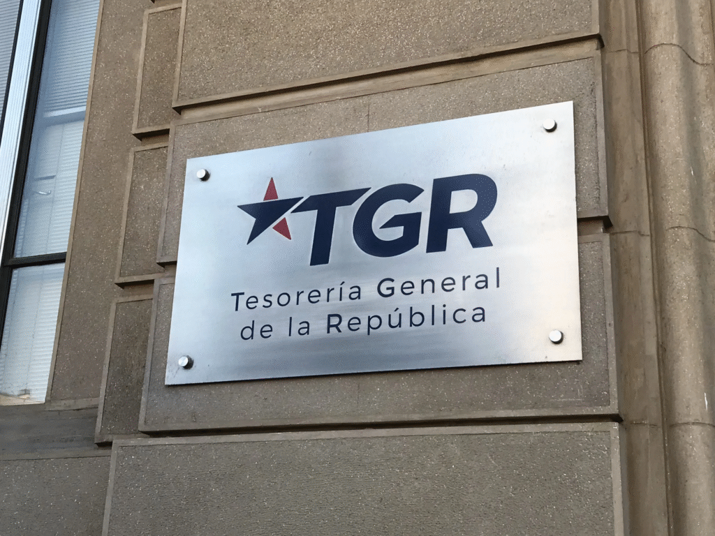 Embargos por CAE generan controversia: abogados acusan exceso de atribuciones de Tesorería