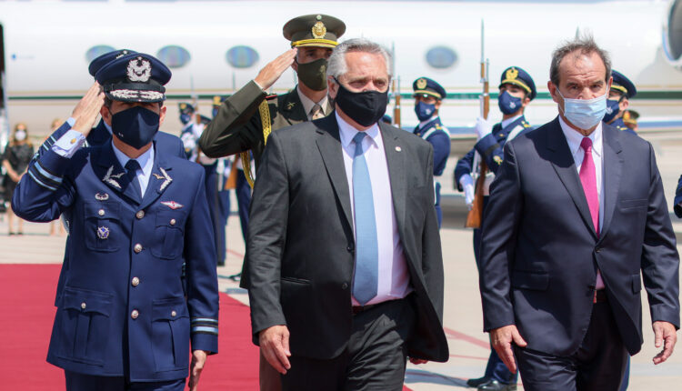 Fernández llega a Chile y Piñera lo recibe oficialmente en ...