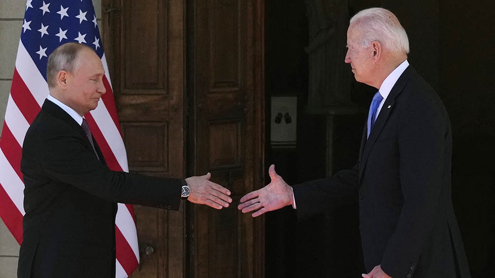 Putin Biden : Putin praises summit result, calls Biden a tough ... / Presidents joe biden and vladimir putin concluded their first summit in the swiss city of geneva on wednesday after about 2.5 hours of meetings, seeking to dial back tensions between the two former.