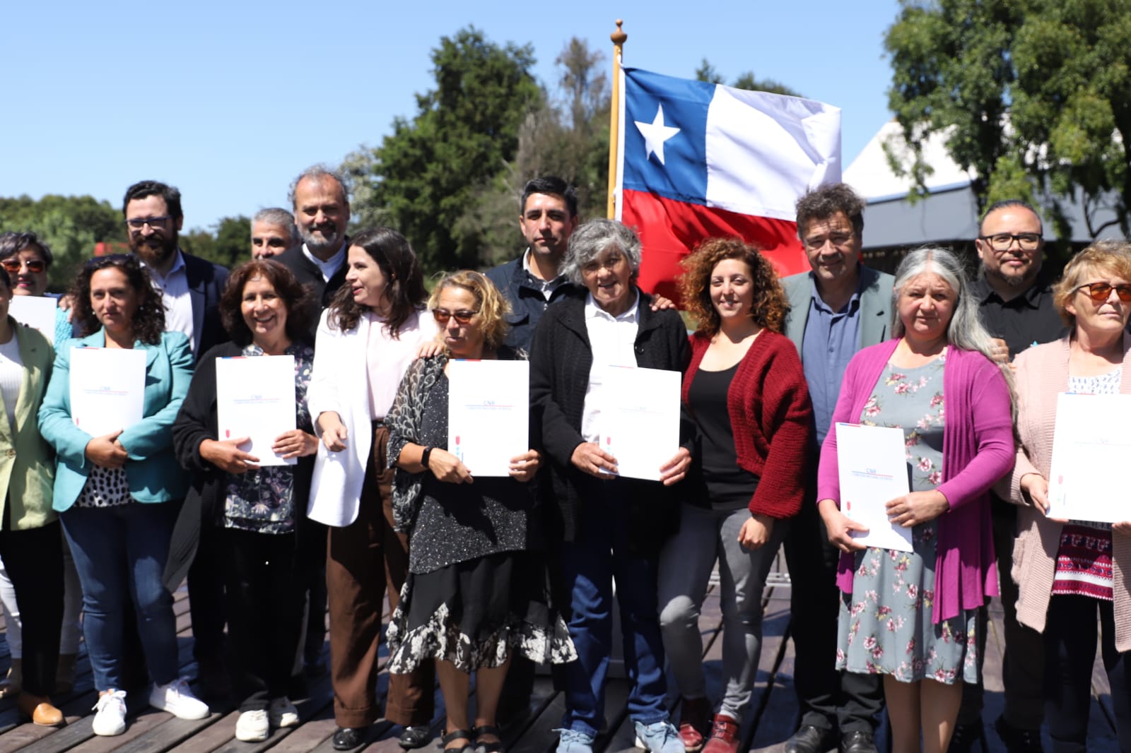 Pequeñas agricultoras de Los Lagos y Los Ríos reciben bonos para proyectos de riego exclusivos para mujeres