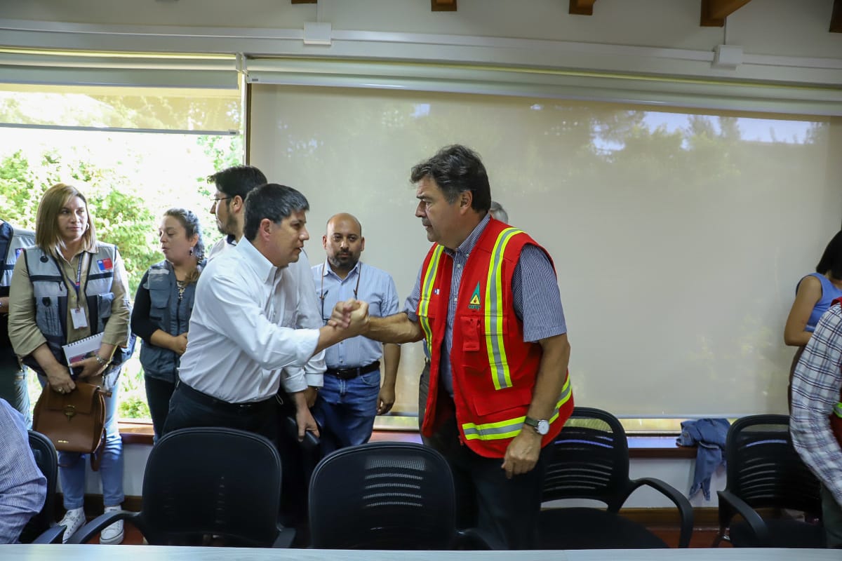 Ministro Valenzuela encabeza coordinación de combate de incendios forestales en la región de Ñuble y reitera suspensión de las faenas silvoagropecuarias