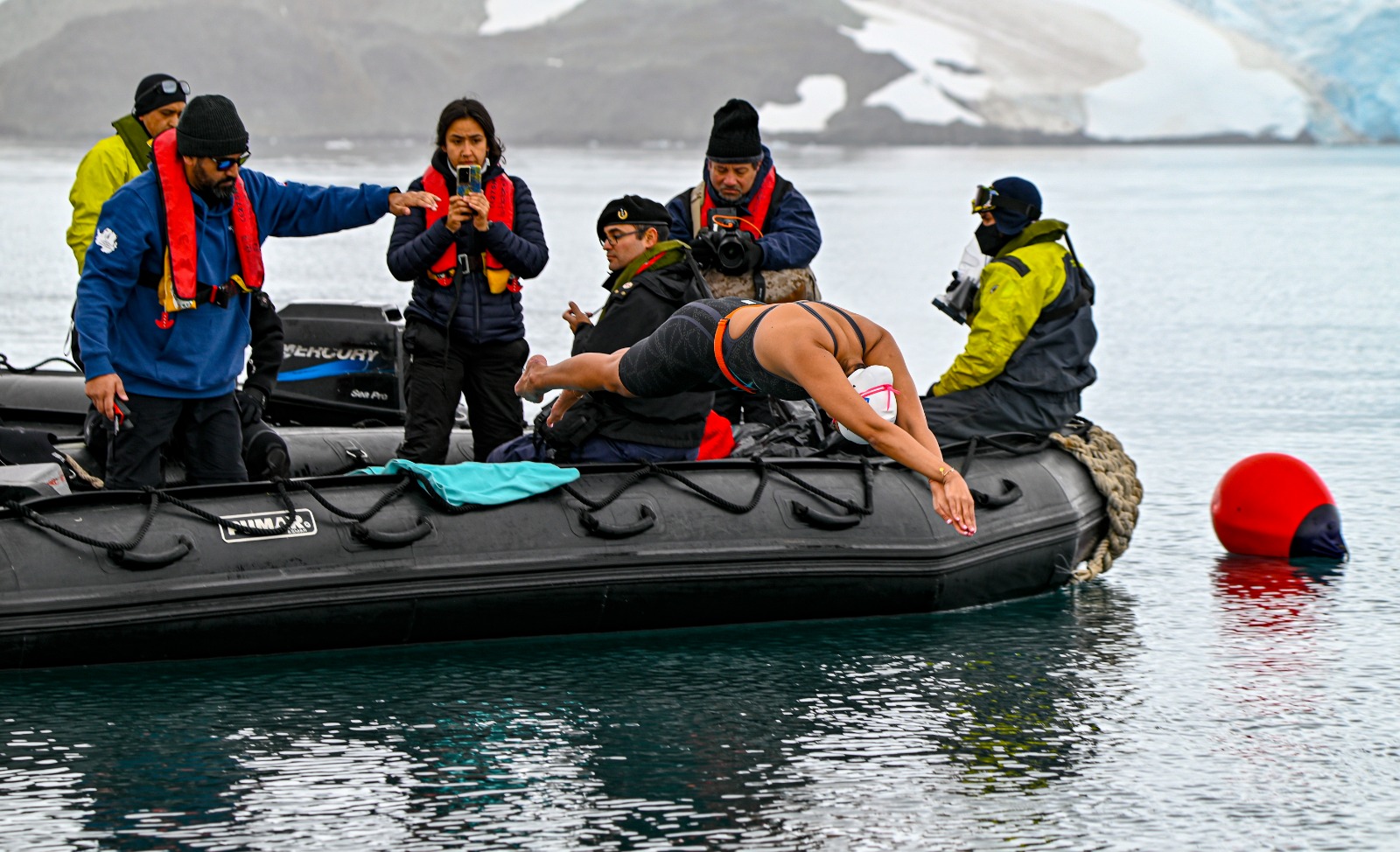 Bárbara Hernández realizó el nado más largo de la historia en aguas de la Antártida