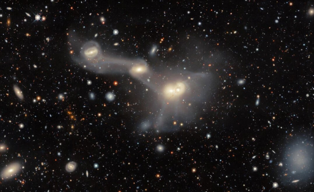 Espectacular colección de galaxias entrelazadas captado desde Chile
