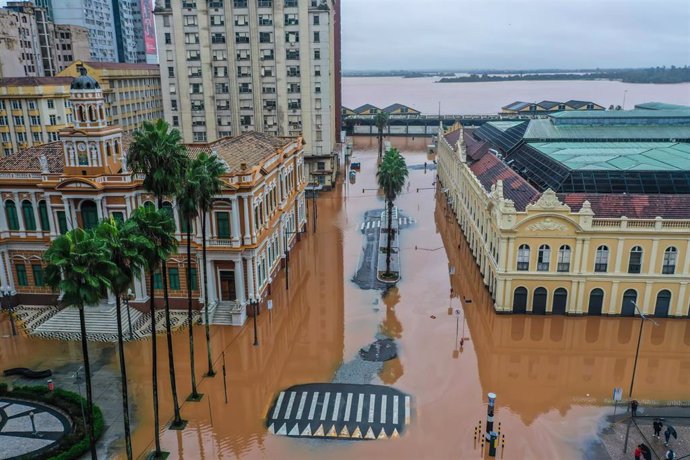 Lluvias y vientos obligan a suspender rescates en ciudad brasileña de Porto Alegre
