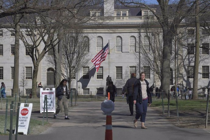 Tribunal paraliza orden de Trump para suspender matriculaciones extranjeras en Harvard