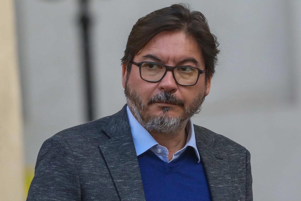 Exministro Barraza figura en lista de Contraloría por viajes con licencia médica
