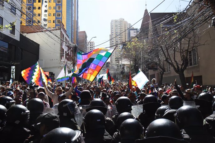Policías heridos y cerca de 30 detenidos por protestas de seguidores de Morales en Bolivia
