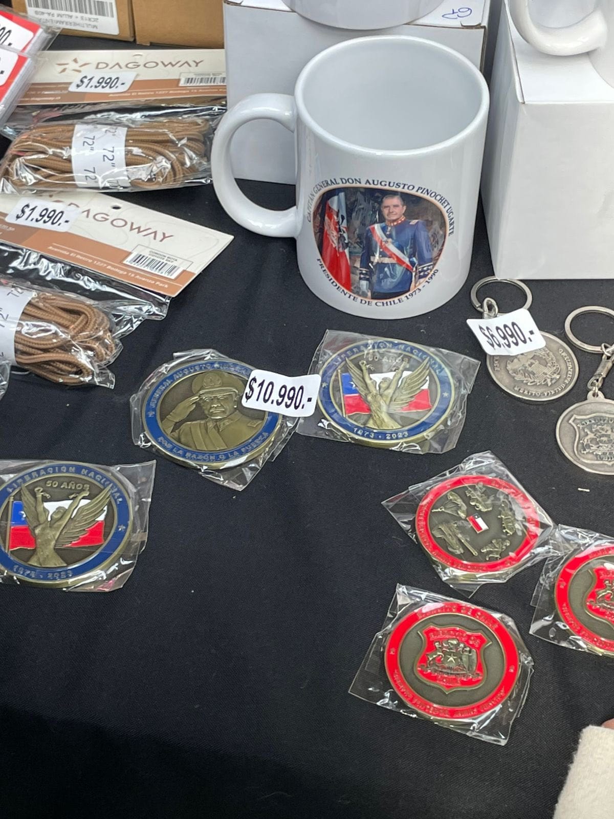Figuras de Pinochet en la Escuela Militar: Ejército se desliga de venta de merchandising con el dictador en el Día del Patrimonio