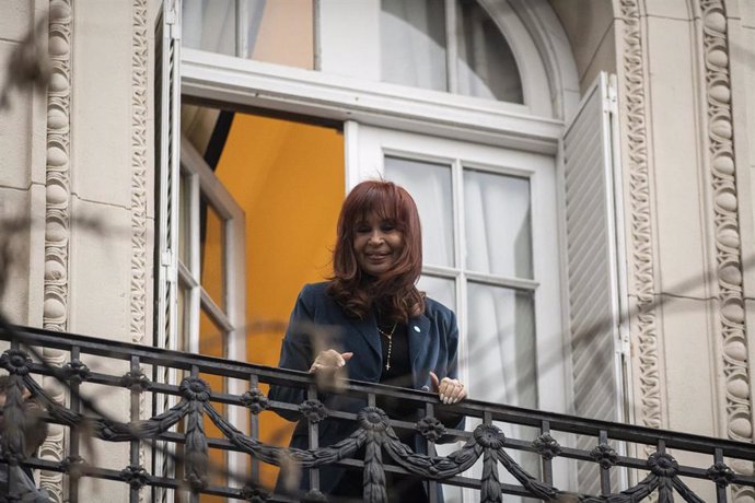 Justicia permite a expresidenta Cristina Fernández salir al balcón durante arresto domiciliario