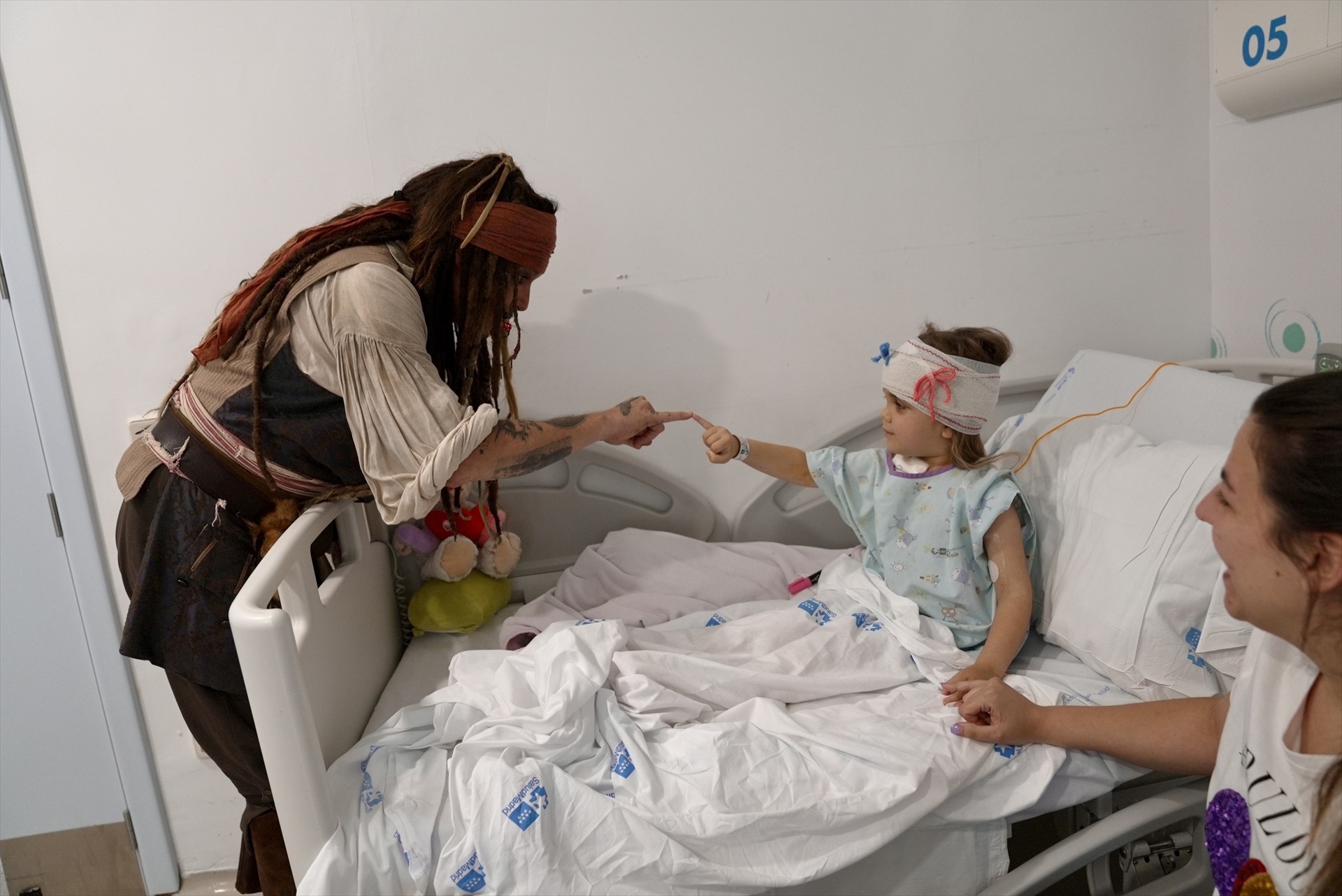Johnny Depp sorprende a pacientes oncológicos de Hospital Infantil de Madrid