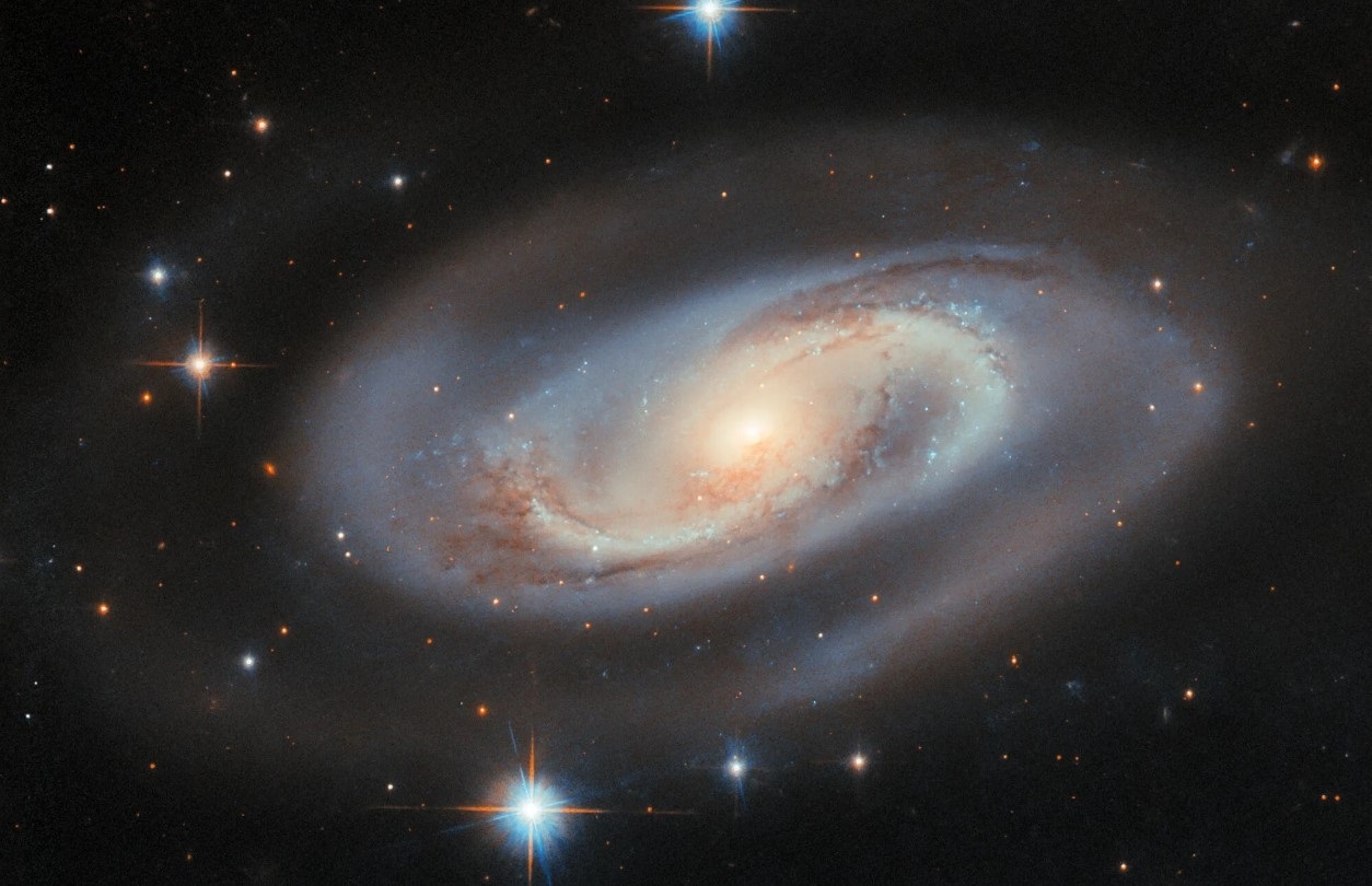 Hubble capta activo centro galáctico a 250 millones de años luz