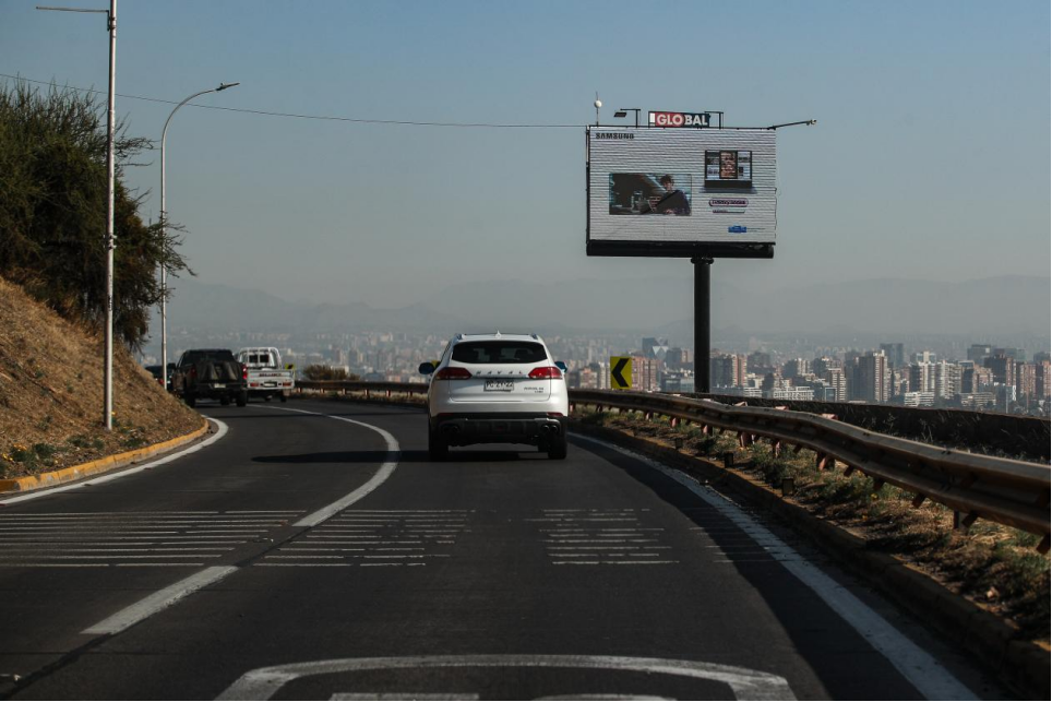 La Reina retira pantallas y carteles publicitarios declarados ilegales por la Contraloría en 2020
