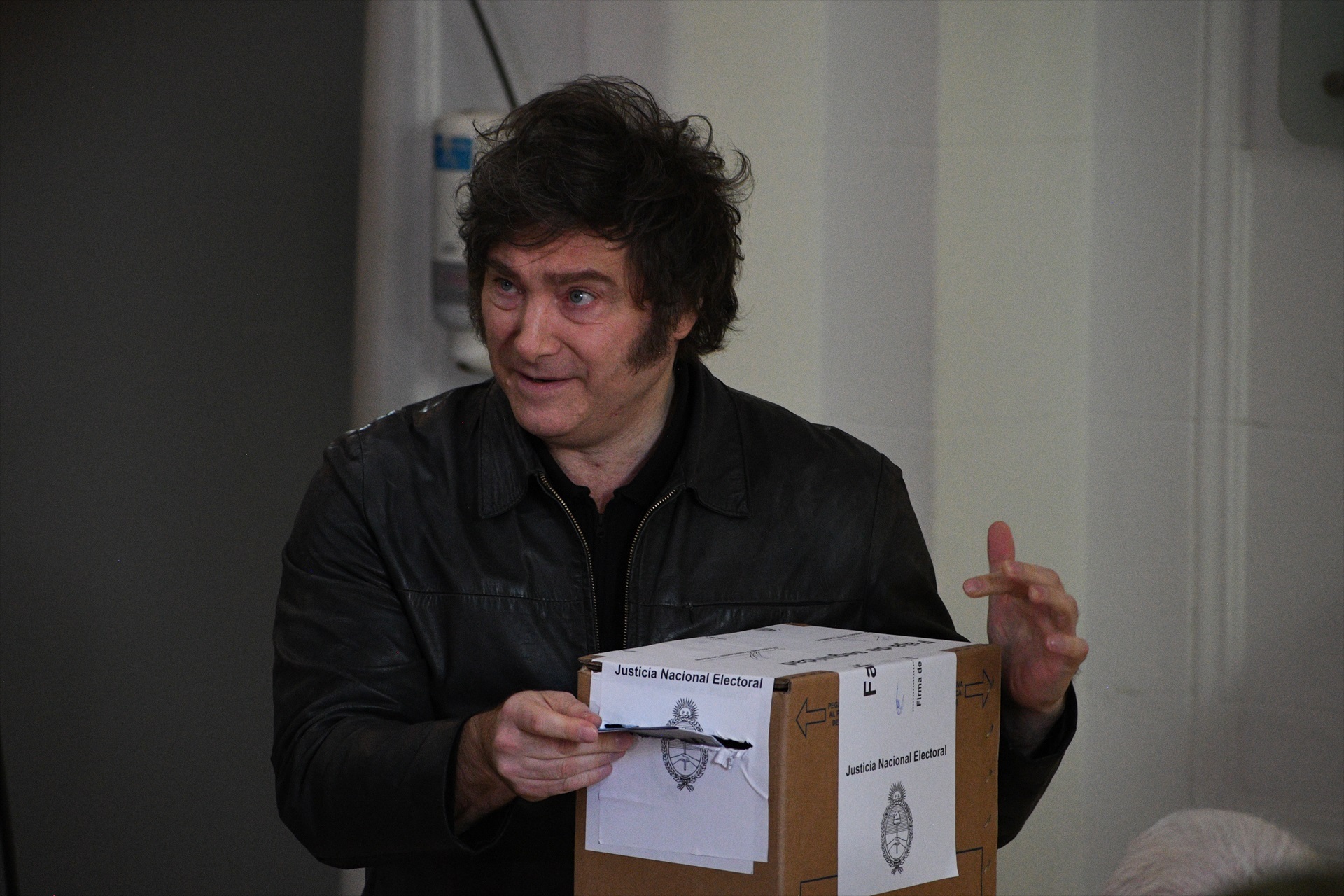 Milei vota en legislativas argentinas sin hablar con la prensa