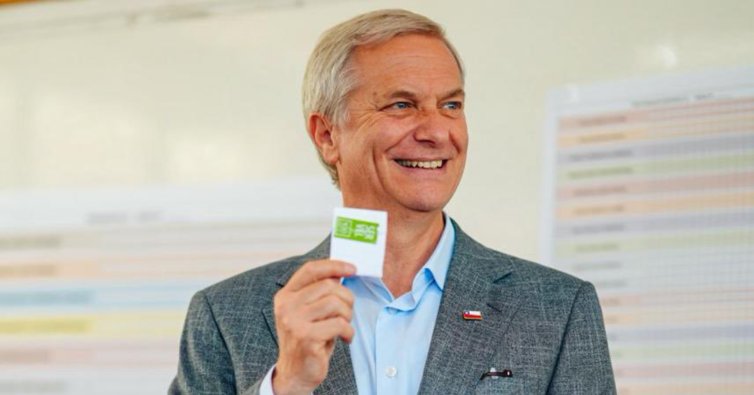 “Jara es Boric con otro tono de voz, si ella gana, gana el PC”, dice Kast al cierre