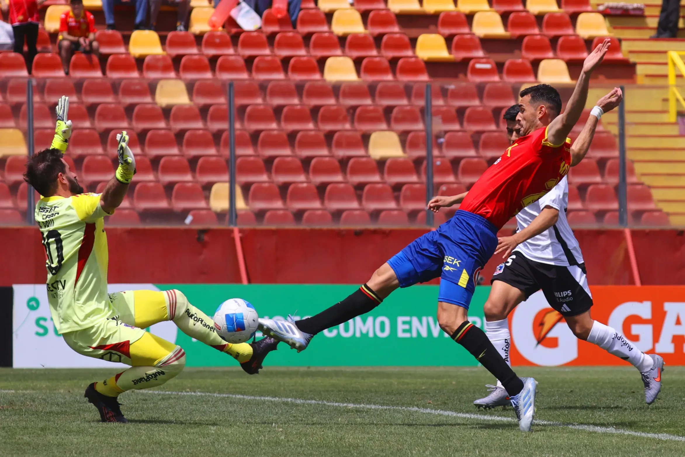 Unión Española se complica solo y pierde con un hombre más ante Colo-Colo