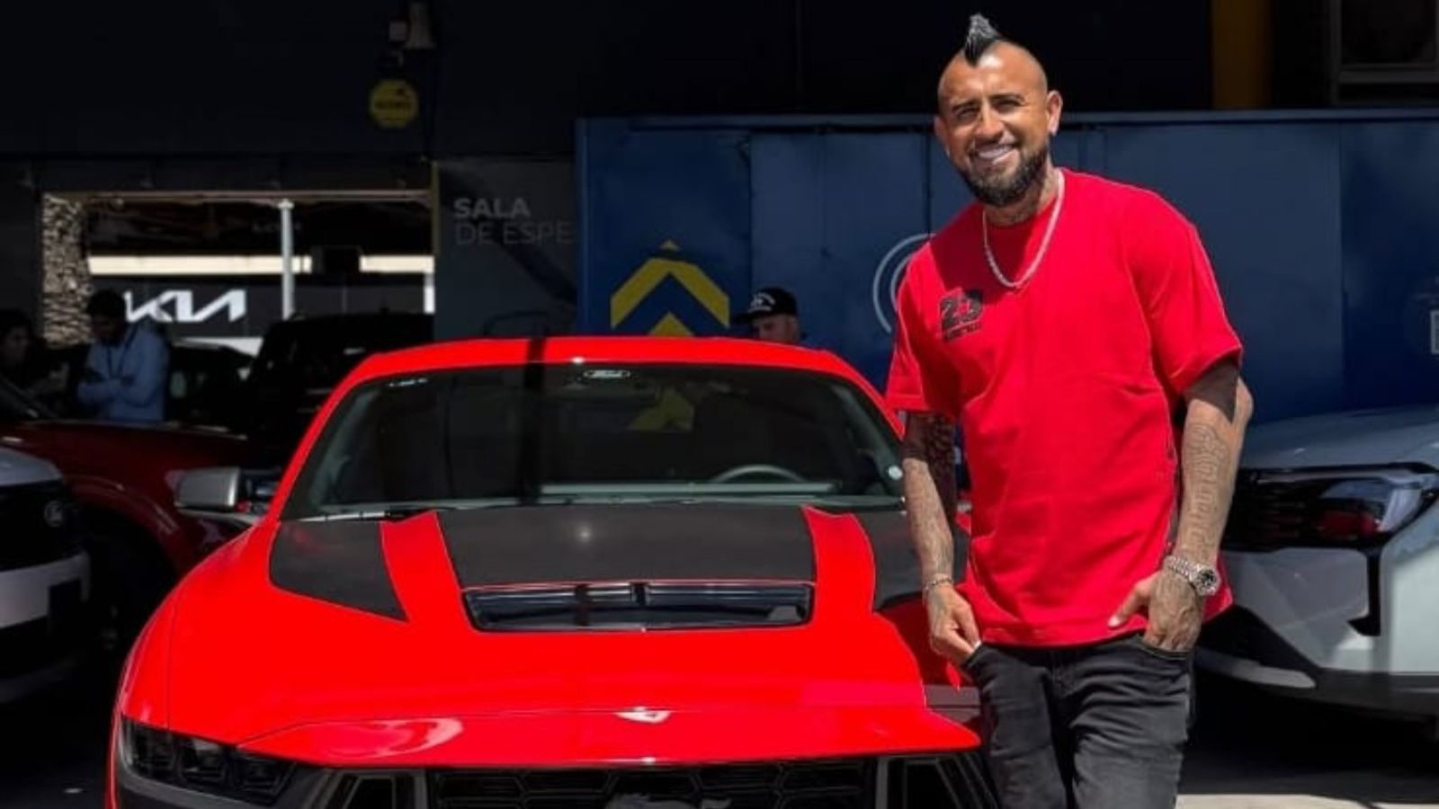 Marcelo Ríos y Arturo Vidal revolucionan las redes con sus nuevos autos de lujo: un Lamborghini Huracán y un Mustang Dark Horse
