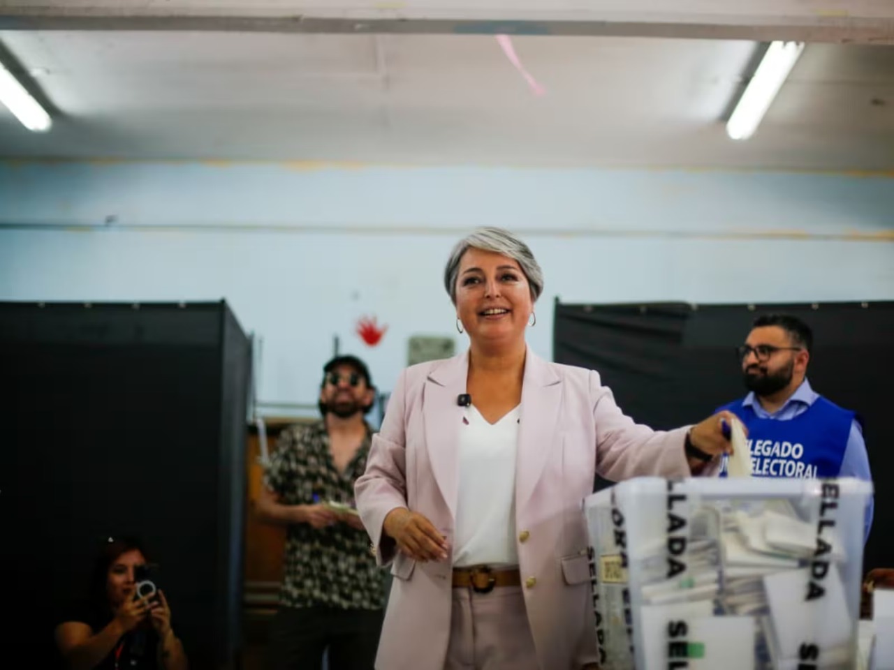 Con más del 40 por ciento escrutado Jara y Kast siguen liderando elección presidencial en Chile