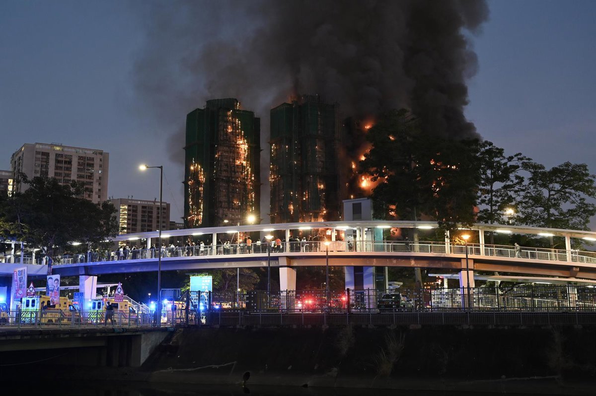 Hong Kong suspende 30 proyectos de construcción tras la tragedia del incendio en los apartamentos Wang Fuk