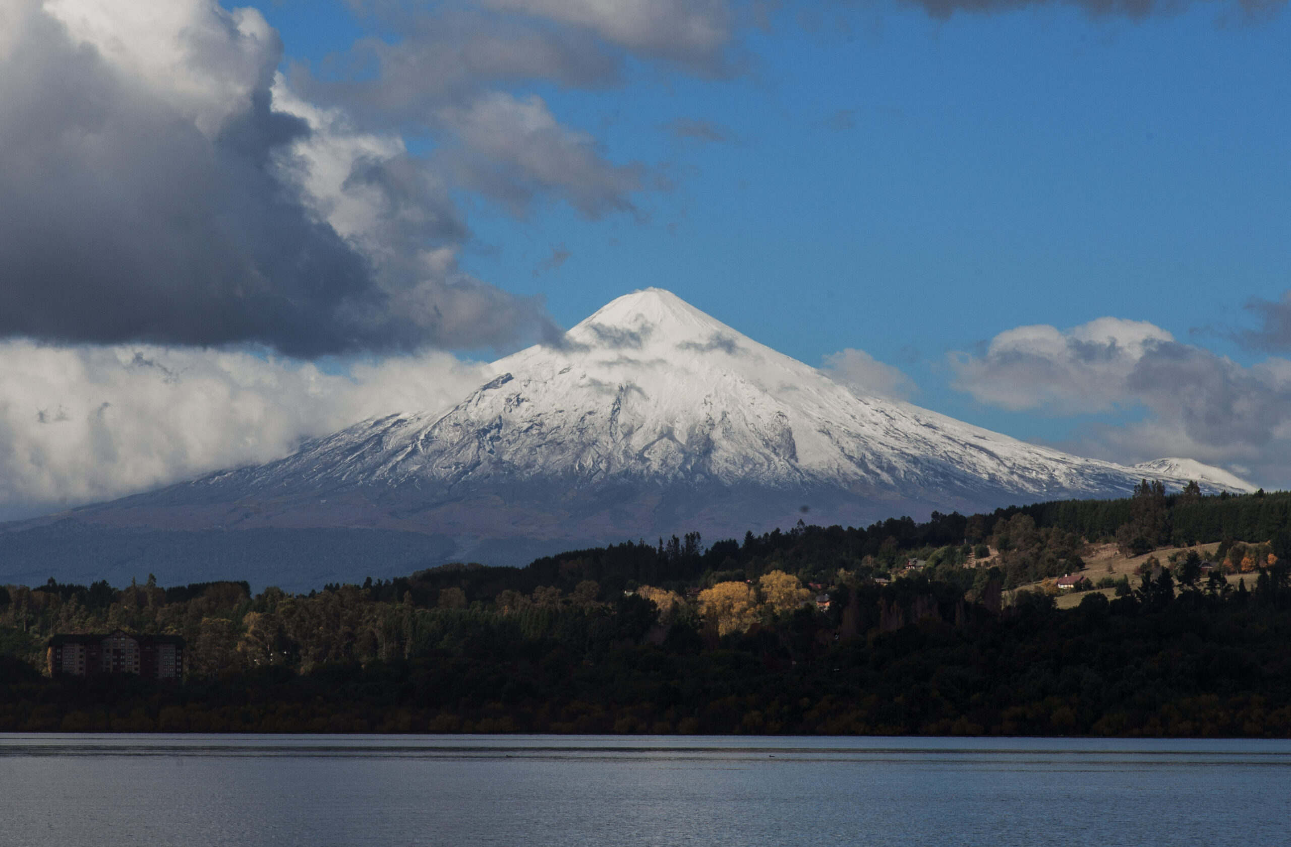 Contraloría advierte débil monitoreo de volcán Villarrica: casi 600 equipos sin uso y 15 mil edificaciones en zona de alto riesgo