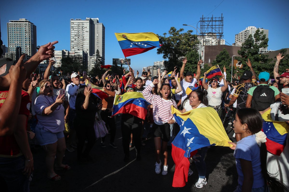 Venezolanos en Chile celebran captura de Maduro a manos de EEUU