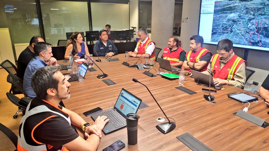 Incendios forestales mantienen alertas en cuatro regiones del país