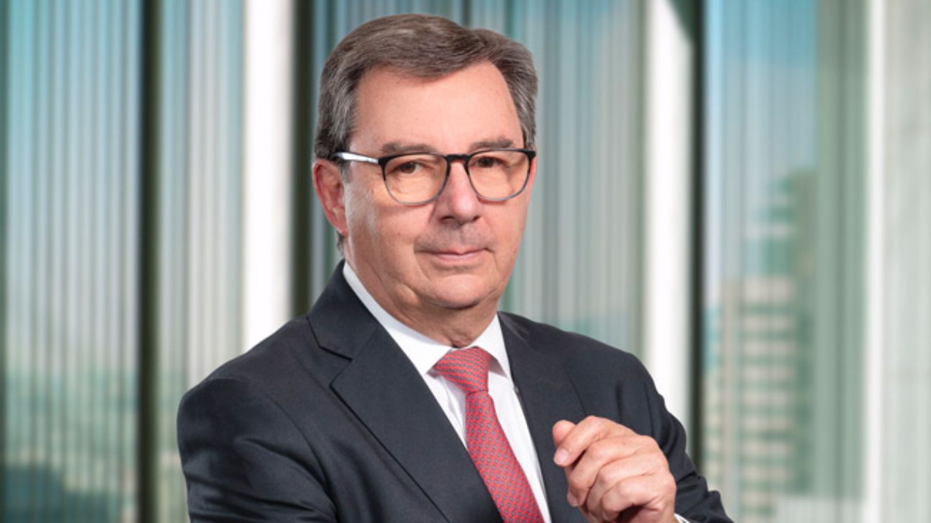 Abogado Fernando Barros lidera carrera para ser nuevo ministro de Defensa