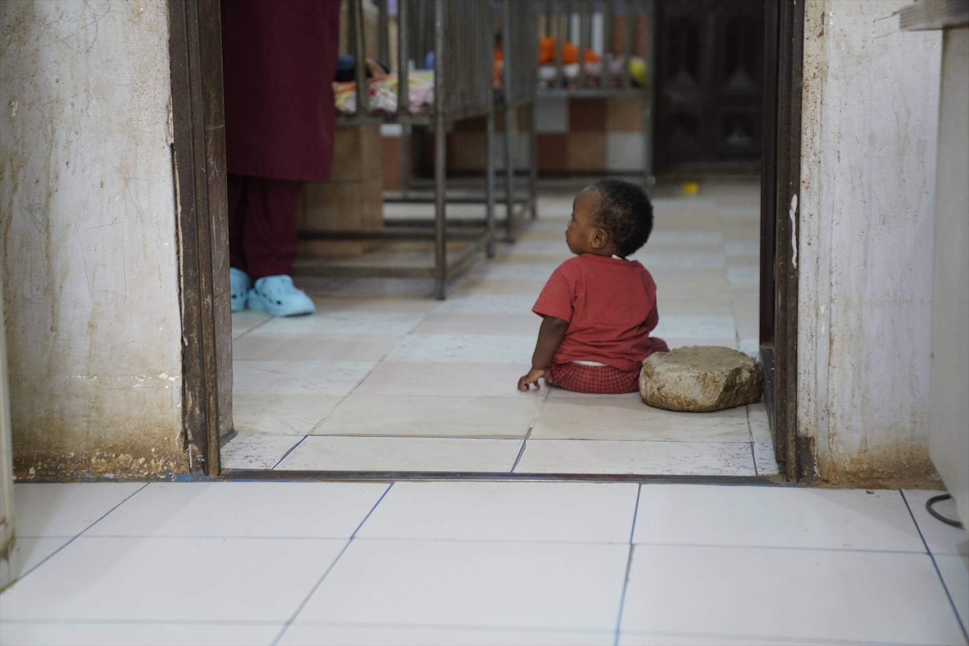 Oxfam advierte que un niño podría morir cada 40 segundos hacia 2030 por recortes de ayuda de EEUU