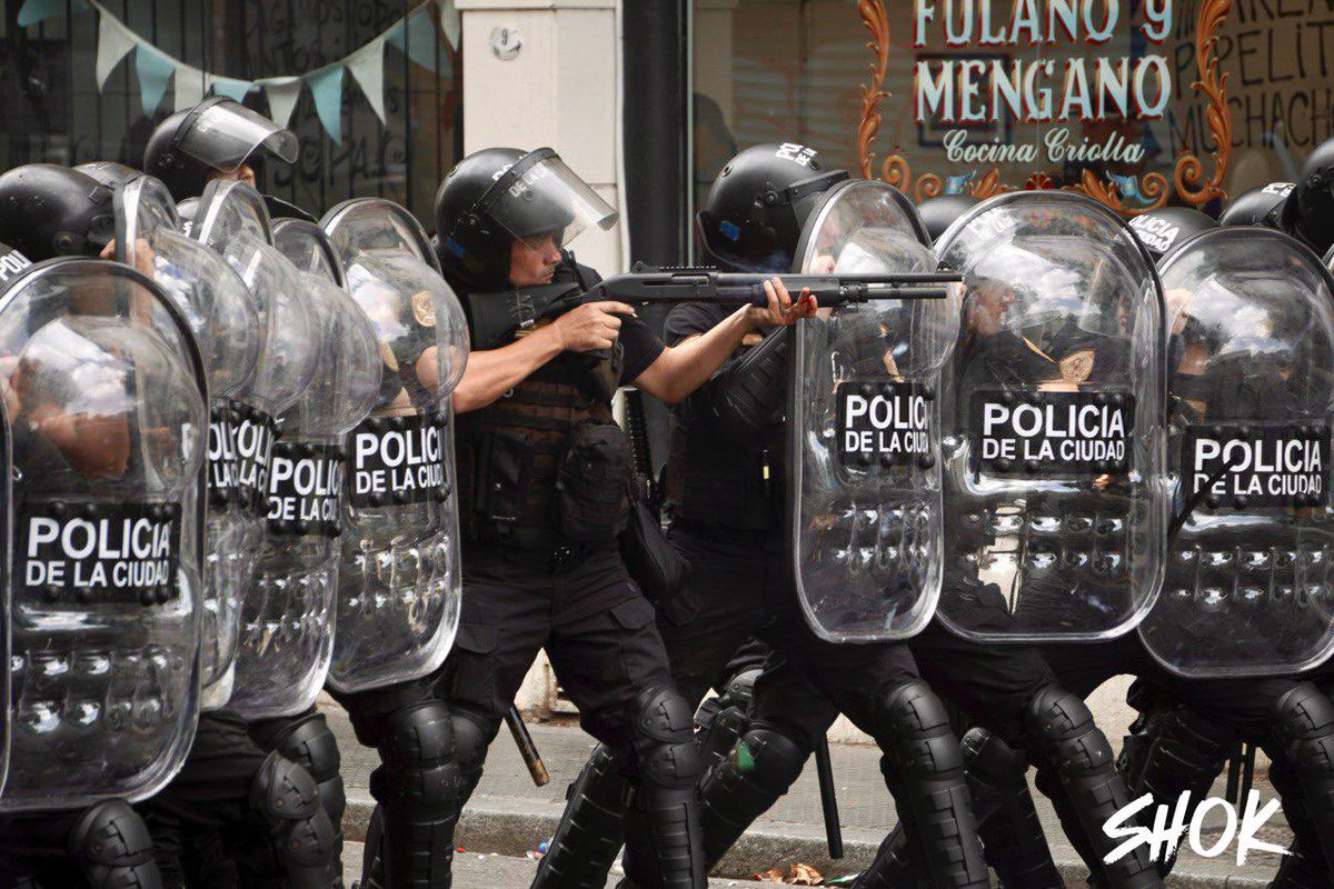 Gobierno argentino denuncia por terrorismo a 17 detenidos tras protesta frente al Congreso