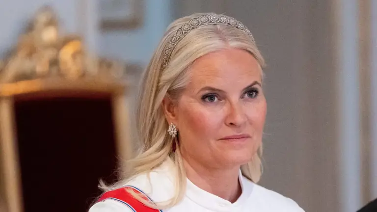 Princesa heredera de Noruega vuelve a disculparse por su vínculo con Epstein