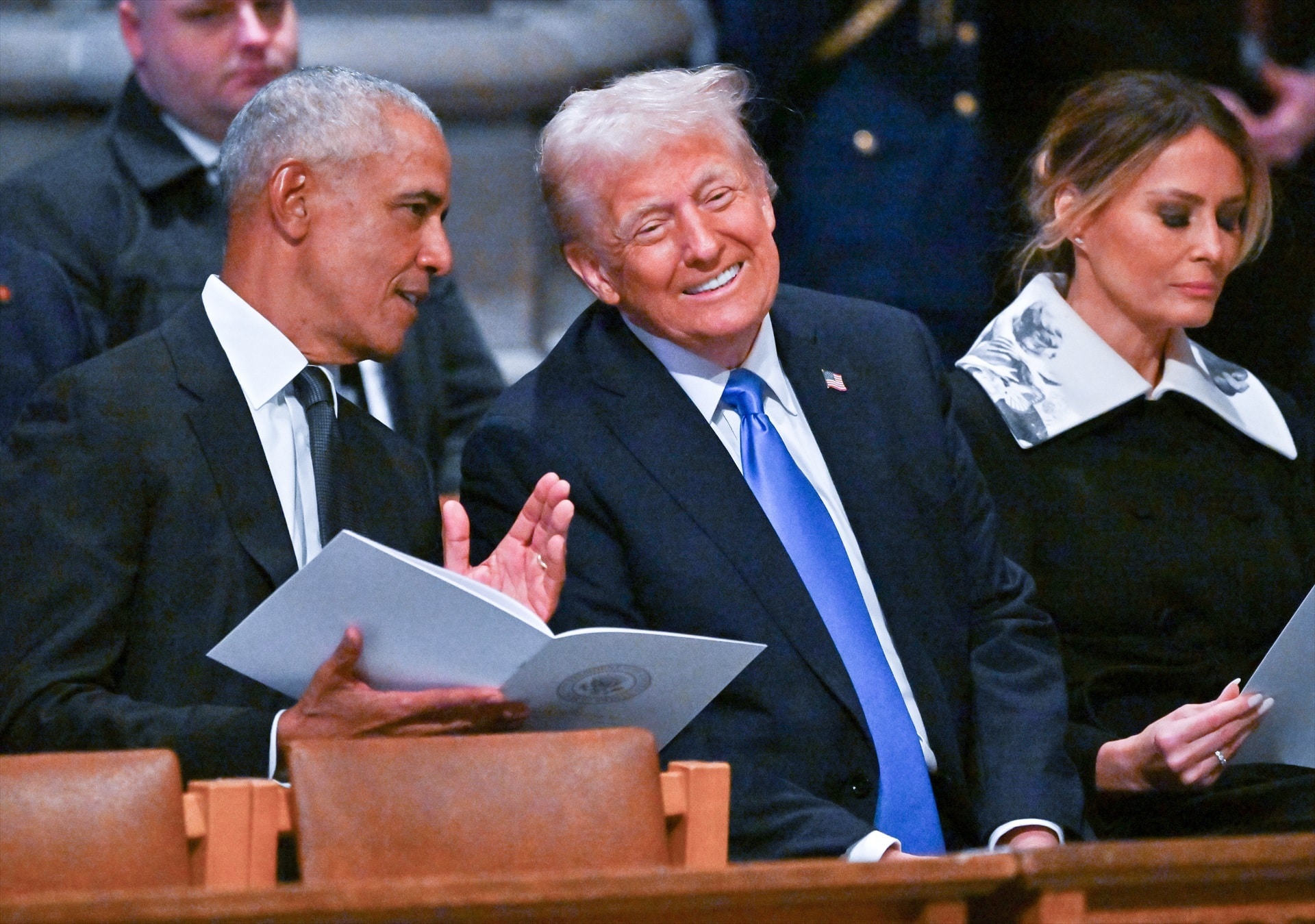 Trump ordena desclasificar archivos sobre vida extraterrestre tras dichos de Obama