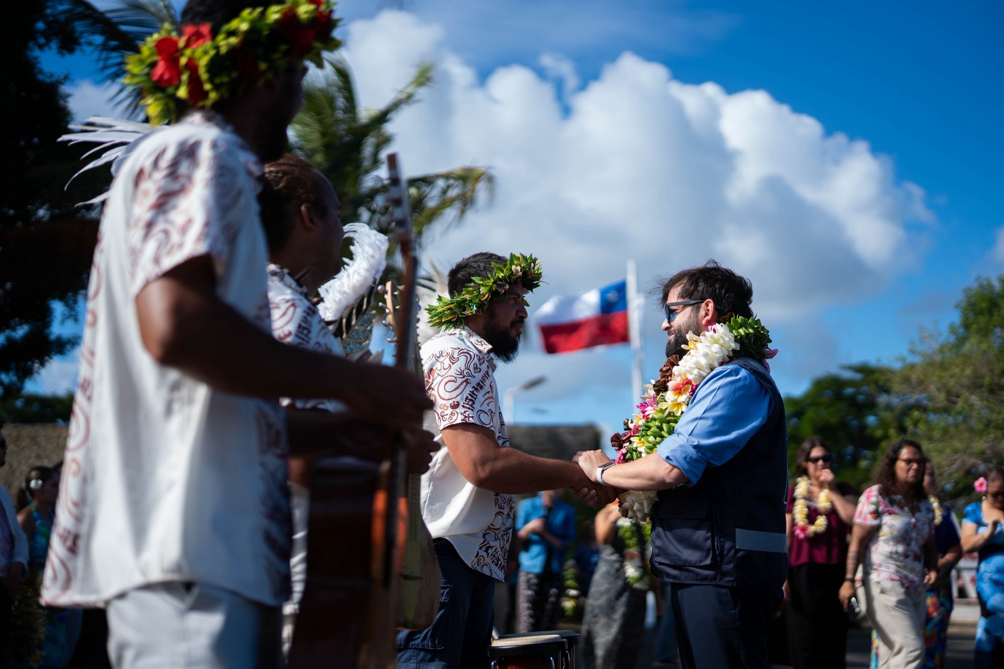 Pavimentación y modernización: La agenda de Boric en tensa visita a Rapa Nui