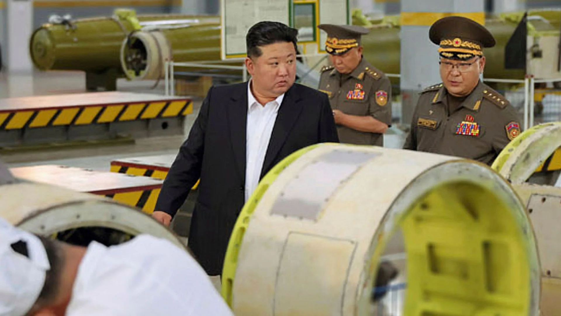 Kim Jong Un presenta lanzacohetes con capacidad nuclear