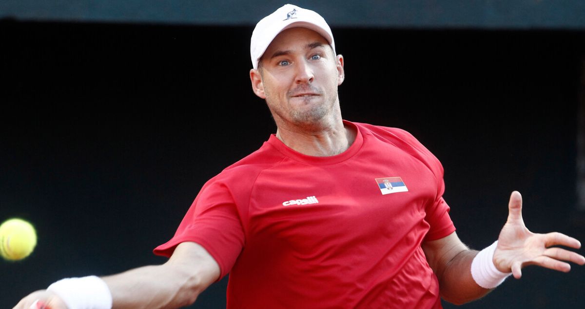 Insólito accidente tras la Copa Davis: serbio Dusan Lajovic chocó con una mampara y terminó en la clínica