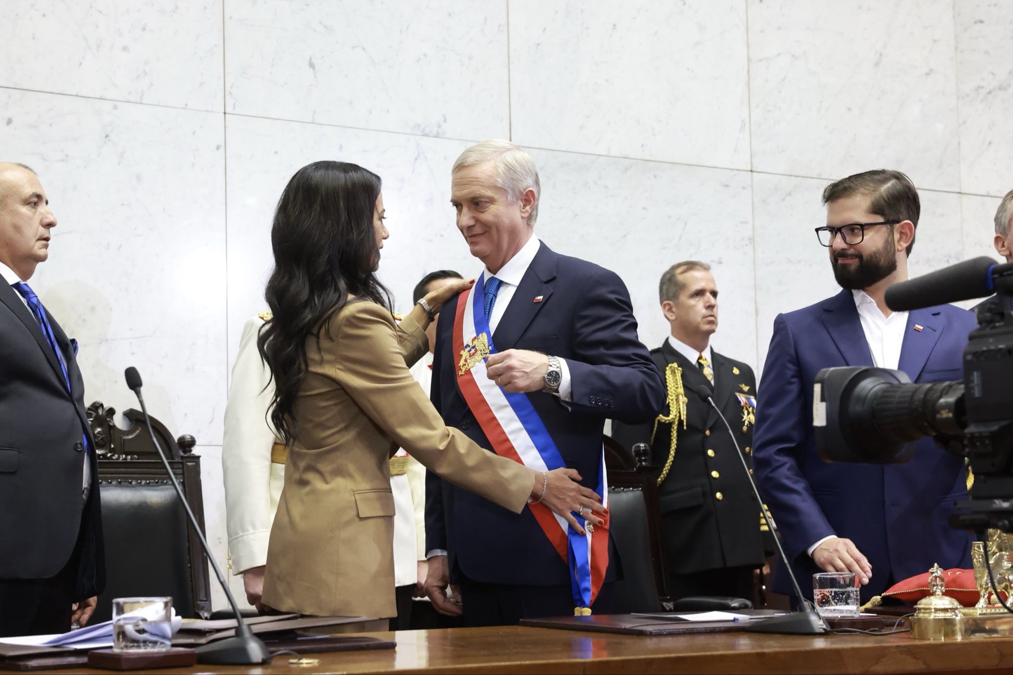 Kast firma primeros decretos: cierre fronterizo, auditoría del Estado y medidas para reactivar inversiones