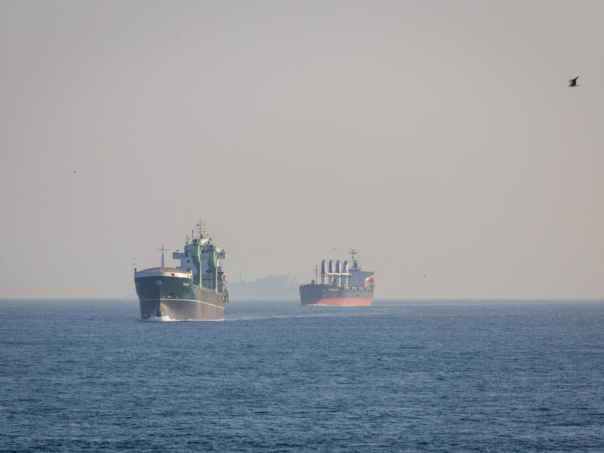 Ataque con dron incendia superpetrolero kuwaití cargado en Dubái