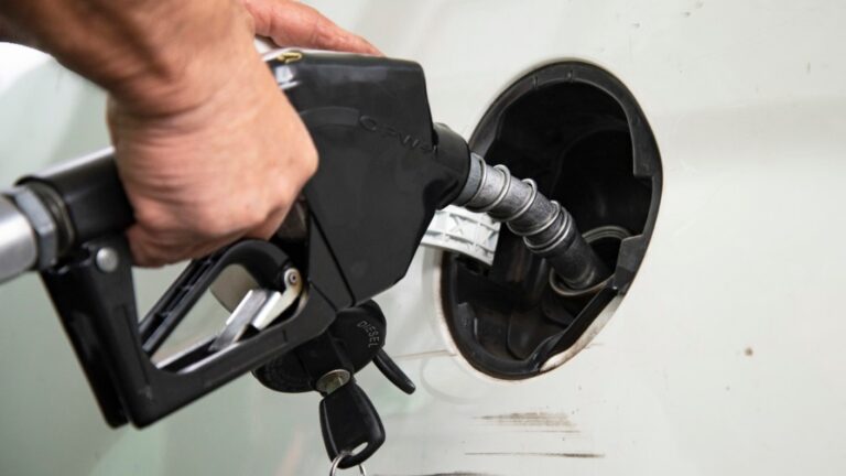 Enap confirma fuerte alza de precios de combustible: gasolina de 97 subirá $391 por litro