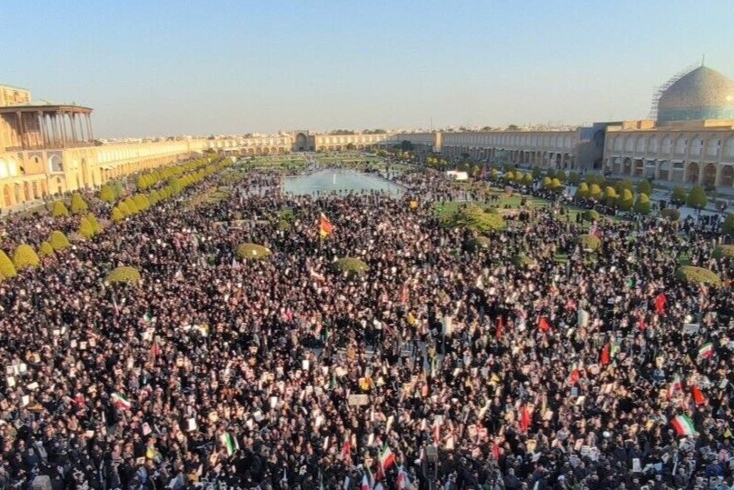 Miles de iraníes toman las calles para llorar al ayatolá Jamenei