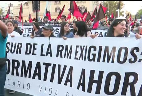 Superlunes: masiva marcha por la Alameda exige soluciones habitacionales