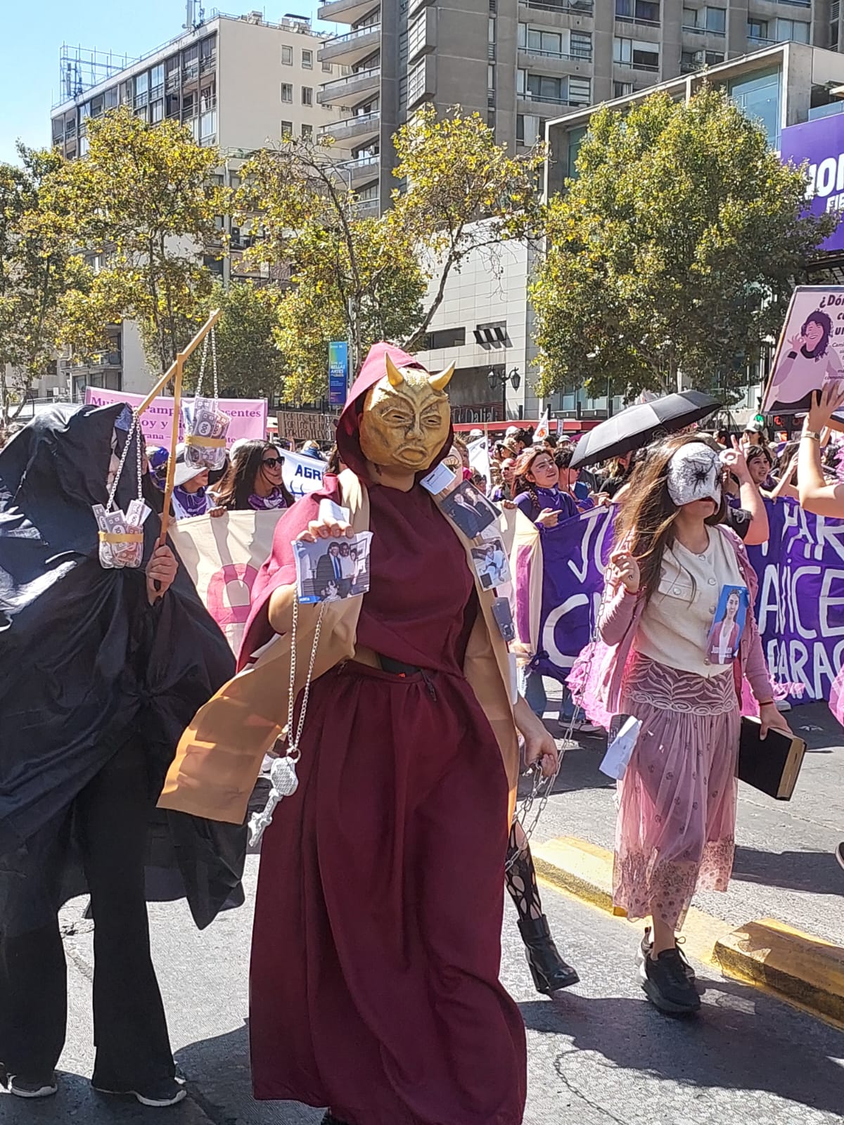 Multitudinaria marcha del 8M recorre Santiago con consignas feministas y llamados a resguardar avances