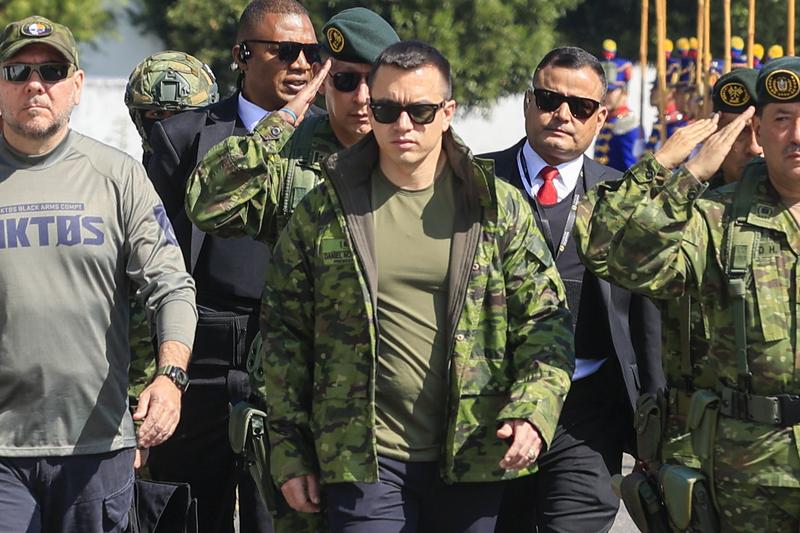 Noboa desmiente a Petro y asegura que Ecuador bombardea campamentos guerrilleros en su territorio