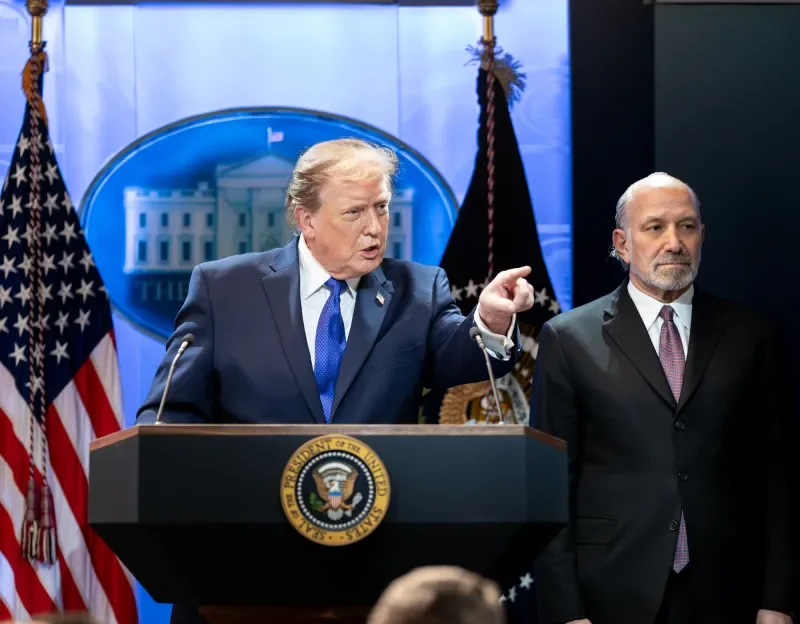 Trump anuncia inminente “gran ola” de ataques contra Irán: “Los estamos destrozando”