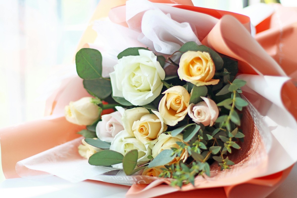 Ramo de rosas: tendencia minimalista para regalos elegantes