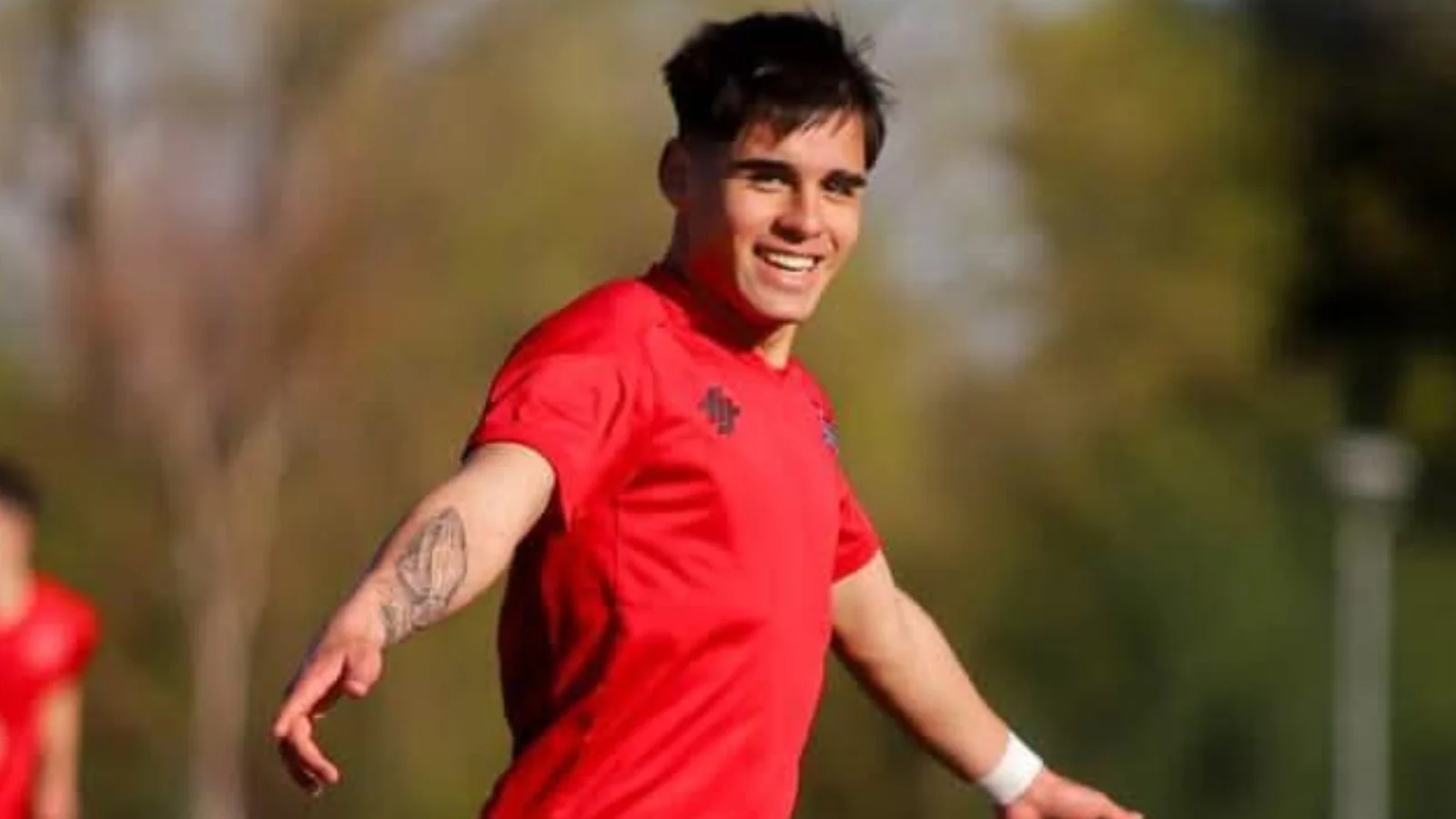 Impacto en fútbol chileno: futbolista Tomás Bustamante muere tras ser baleado en Coihueco