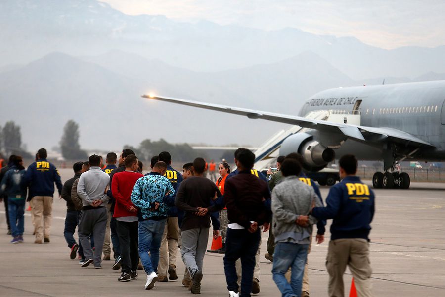 Gobierno concretará primer vuelo de expulsión de migrantes irregulares con 40 deportados