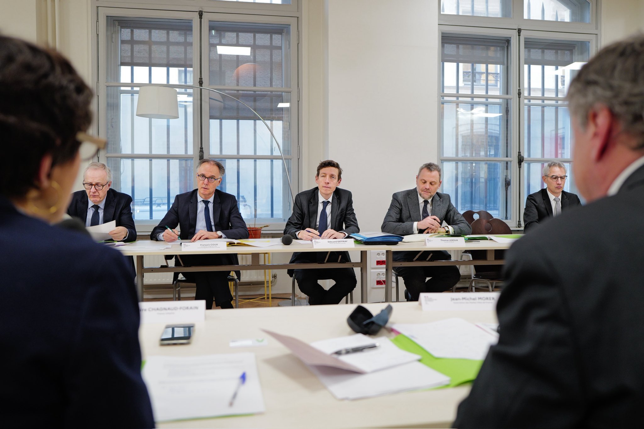 Francia incauta más de 800 armas blancas en escuelas en un año