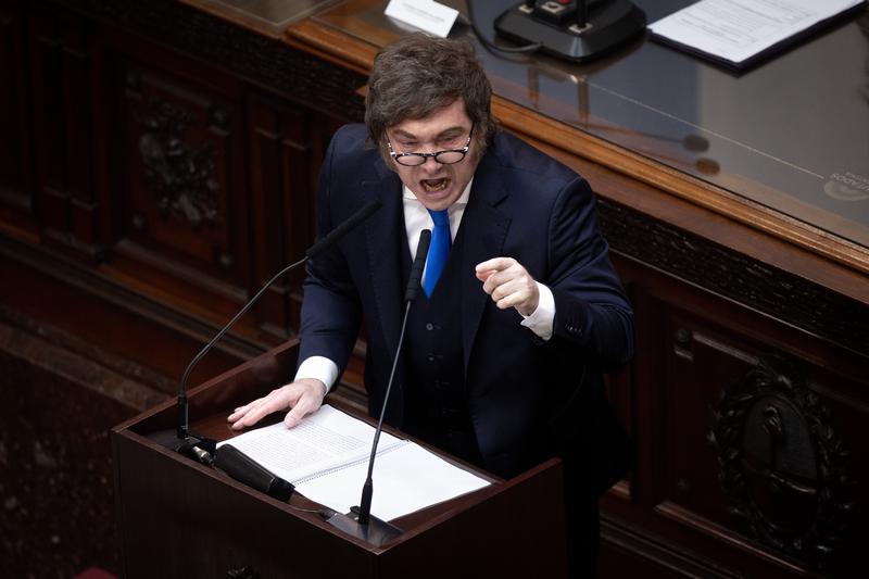 Milei critica inflación de marzo, pero descarta cambios en su modelo económico